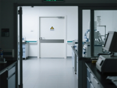 醫(yī)用門(mén)：構(gòu)筑醫(yī)療感控防線的衛(wèi)生屏障